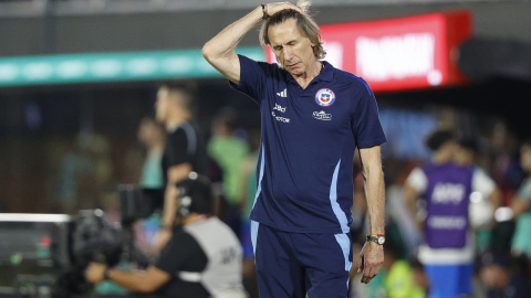 Ricardo Gareca, DT de Chile, se toma la cabeza durante un partido ante Paraguay en Asunción, el 20 de marzo de 2025.