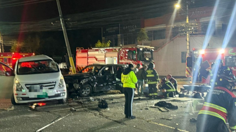 Agentes metropolitanos de tránsito y bomberos atienden una emergencia por un accidente de tránsito en Tumbaco, Quito, el 25 de marzo de 2025.