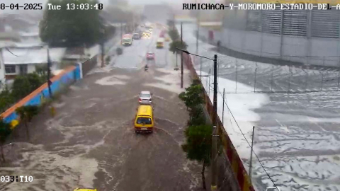 Granizada en el sector del estadio del Aucas, en el sur de Quito, este 8 de abril de 2025.