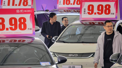 Clientes chinos observan autos de la marca BYD en una exposición de carros en Yantai, en la provincia de Shandong, China, en abril de 2025.