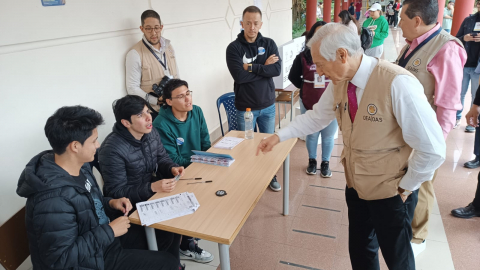 Heraldo Muñoz, líder de la Misión de Observación Electoral, visita una Junta Receptora del Voto el domingo 13 de abril de 2025.