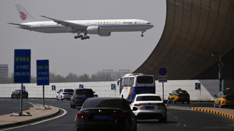 Un avión de Air China modelo Boeing 777-300 que llega al aeropuerto internacional de Pekín el 10 de abril de 2025.