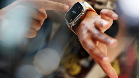 Fotografía de una persona usando el Apple Watch Ultra 2 durante un evento de Apple.