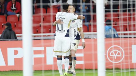 Alex Arce festeja un gol, durante un partido de Liga de Quito por la Copa Libertadores, el 9 de abril de 2025.