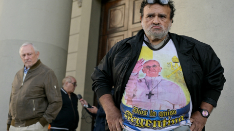Un hombre con una camiseta del papa Francisco, 21 de abril de 2025.