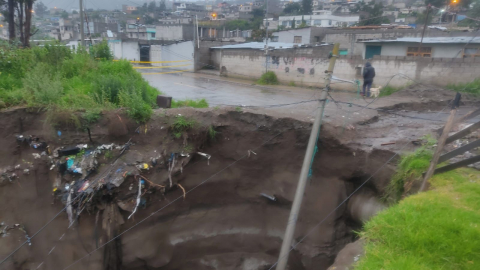 Un socavón se formó en una calle de la parroquia Calderón, en el norte de Quito, el 25 de abril de 2025.