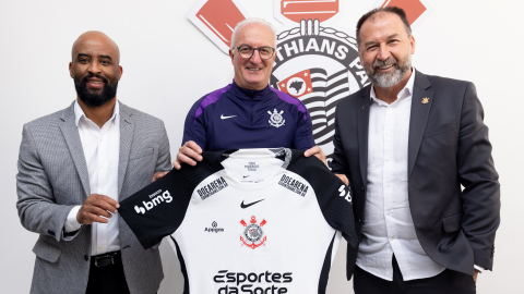 Dorival Júnior (c) es presentado como nuevo técnico del Corinthians, el lunes 28 de abril de 2025.