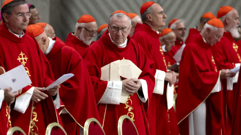 El secretario de Estado del Vaticano, al cardenal Pietro Parolin, junto a otros cardenales mientras atienden a una misa en la basílica de San Pedro en memoria del papa Francisco, el 28 de abril de 2025.