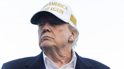 El presidente de Estados Unidos, Donald Trump, usa una gorra blanca con bordado dorado y la leyenda 'MAKE AMERICA GREAT AGAIN', afuera de la Casa Blanca, el 28 de abril de 2025.