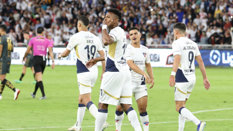 Michael Estrada festeja un gol durante un partido de Liga de Quito por LigaPro, el 18 de abril de 2025.