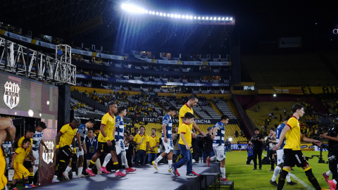 Los jugadores de Barcelona SC y Pachuca ingresan al estadio Banco Pichincha por el escenario en la Noche Centenario, el miércoles 30 de abril de 2025.