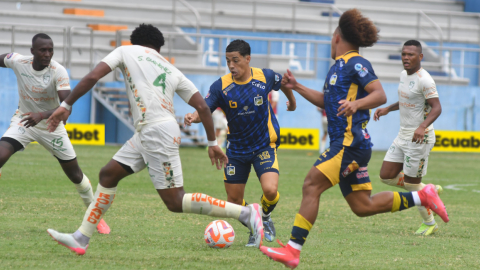 Jugadores de Delfín y Orense en el partido por la Fecha 11 de la LigaPro, 4 de mayo de 2025.