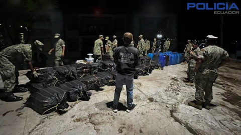 Policías y militares ordenan cargamento de cocaína incautado cerca de las costas de las islas Galápagos, en Ecuador, tras llegar a la Base Naval de San Cristóbal, el 4 de mayo de 2025.