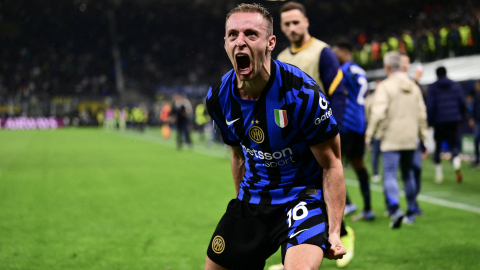 El centrocampista del Inter de Milán, Davide Frattesi, celebra el cuarto gol de su equipo durante el partido de vuelta de las semifinales de la UEFA Champions League ante el FC Barcelona, el 6 de mayo de 2025.