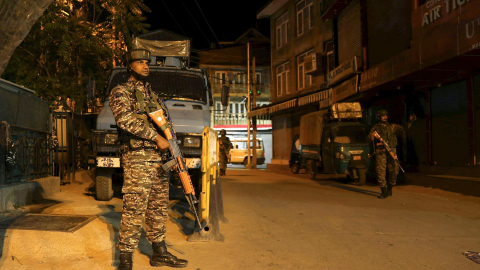 Soldados paramilitares indios montan guardia en una calle de Srinagar, la capital de verano de Cachemira, el 6 de mayo de 2025.