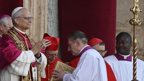 El recién elegido Papa León XIV, el cardenal Robert Francis Prevost de los EE.UU., pronuncia el discurso Urbi et Orbi desde la logia central de la Basílica de San Pedro, Ciudad del Vaticano, el 8 de mayo de 2025.