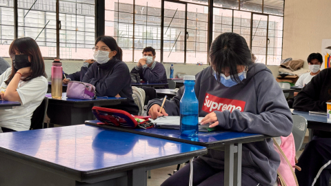 Estudiantes de una unidad educativa de Quito con mascarilla ante el brote de tosferina en Ecuador. Jueves, 8 de mayo de 2025.