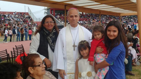 Foto sin fecha exacta del 2018 donde posan peruanos junto al entonces obispo Robert Prevost, en Chiclayo (Perú).