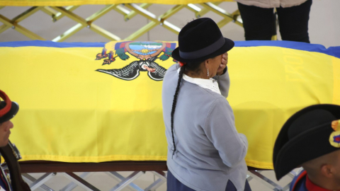 Familiar de uno de los militares asesinados en Orellana llora ante un féretro dutante la misa honras fúnebres del 11 de mayo de 2025.