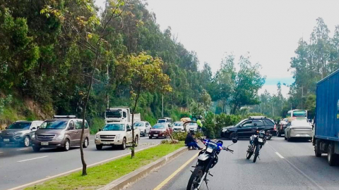 Accidente de tránsito en la avenida Simón Bolívar, en Quito, este 12 de mayo de 2025.