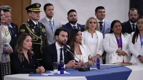 El presidente de la Asamblea Nacional, Niels Olsen (centro), y la bancada de ADN en una rueda de prensa el 14 de mayo de 2025.