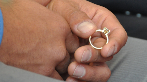 Imagen de un ciudadano con un anillo, previo al matrimonio, febrero de 2025.