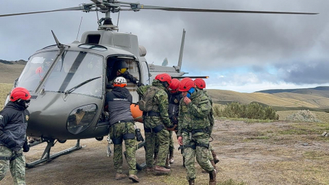 Militares en la extracción del cuerpo sin vida del militar y deportista de élite Patricio Factos, en los ilinizas, el 21 de mayo de 2025.