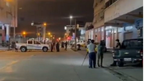 La Policía en los exteriores de uno de los locales atacados con explosivos en Guayaquil, el 27 de mayo de 2025.