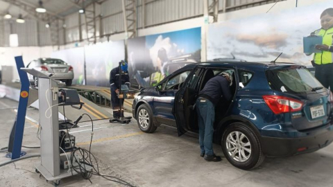 Carro en uno de los centros de revisión técnica vehicular en Quito.
