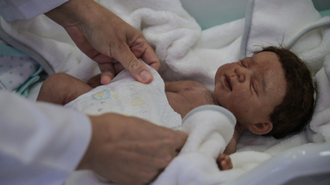 Alana Generoso viste a un muñeco con características hiperrealistas de un recién nacido en tu tienda Alana Babys Maternity, en Sao Paulo, Brasil, el 16 de mayo de 2025.