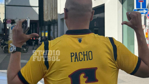 Miguel Ángel Ramírez, exDT de Independiente del Valle, con la camiseta de Willian Pacho.
