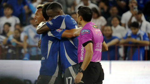 Jugadores de Emelec festejando su gol ante Orense, 31 de mayo de 2025.