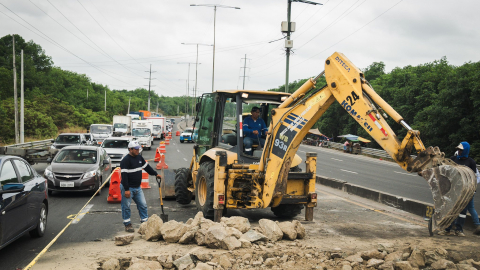 Maquinaria del Municipio de Guayaquil trabaja para reparar el socavón en la vía Perimetral.