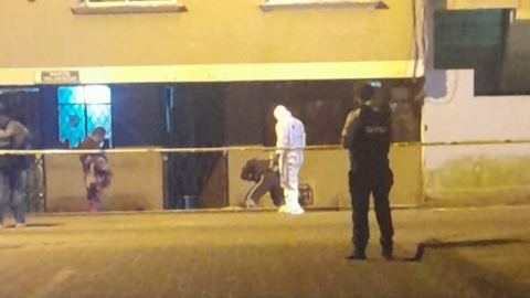 Criminalística realiza el levantamiento de un cadáver en la parroquia San Pedro de Taboada, al suroriente de Quito, el 1 de junio de 2025.