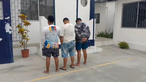 La Policía detuvo a tres presuntos sicarios de Los Choneros en Salinas, provincia de Santa Elena, el 4 de junio de 2025.