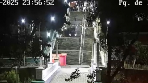 Captura de un video de vigilancia que muestra como una camioneta Ford-150 desciende por las escalinatas de la calle Larga, en Cuenca, en la noche del 4 de junio de 2025.