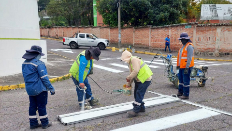 Trabajadores del Municipio de Quito realizan tareas de señalización vial en el Distrito Metropolitano, el 6 de junio de 2025.