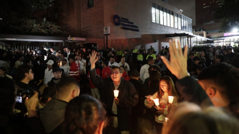Personas encienden velas a las afueras de la Fundación Santa Fe donde fue trasladado el senador colombiano Miguel Uribe Turbay este sábado, en Bogotá (Colombia). Uribe Turbay fue trasladado a la Clínica Fundación Santa Fe de Bogotá, una de las instituciones médicas más reconocidas del país, tras ser gravemente herido con varios disparos.