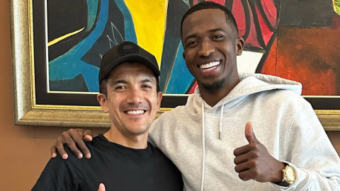 El ciclista Richard Carapaz y el futbolista Willian Pacho, durante un encuentro el 9 de junio de 2025.
