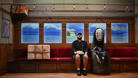 Un hombre se sienta en la reconstrucción de una icónica escena de la película 'El viaje de Chihiro', de Estudios Ghibli, el 29 de junio de 2023.