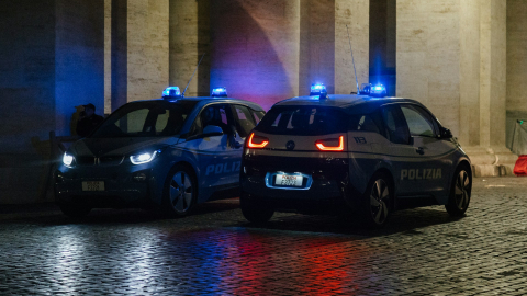 Fotografía referencial de dos vehículos de la policía Italiana en un punto de Roma.