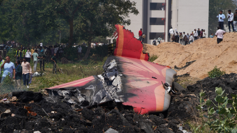 Lugar de un accidente aéreo cerca del Aeropuerto Internacional Sardar Vallabhbhai Patel en Ahmedabad, Gujarat, oeste de la India, el 12 de junio de 2025.