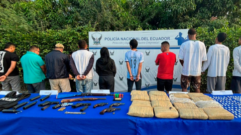 Personas detenidas en Bastión Popular, en el norte de Guayaquil, este 12 de junio de 2025.