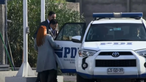 Momento en el que el médico ecuatoriano Cristian González es detenido por la Policía de Investigación de Chile, tras ser considerado sospechoso de la muerte del joven chileno Francisco Albornoz.