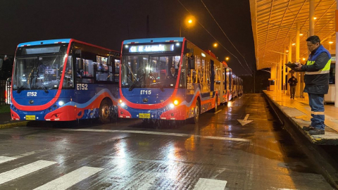 Dos trolebuses eléctricos en una estación de Quito, el 16 de junio de 2025.