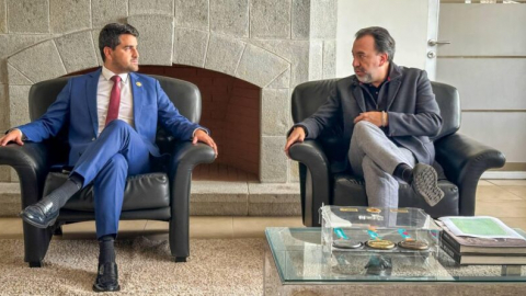 El ministro de Deporte, José David Jiménez; y el alcalde Quito, Pabel Muñoz, en una reunión, el 16 de junio de 2025.