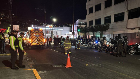 Policías y bomberos en la calle Logroño y Amazonas, norte de Quito, tras un ataque con explosivos afuera de un centro de diversión nocturna, el 19 de junio de 2025.