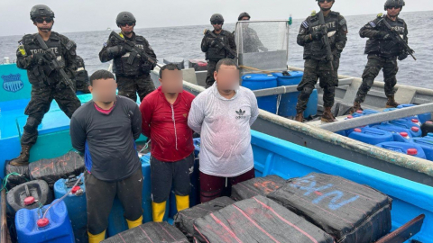 Tres de los 10 ecuatorianos detenidos en El Salvador, en una foto compartida por el presidente Nayib Bukele el 20 de junio de 2025.