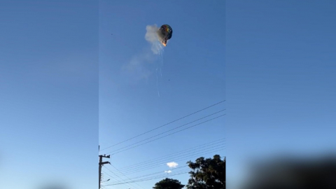 Captura de video tomado de redes sociales que muestra el incendio de un globo aerostático en Santa Catarina (Brasil),el 21 de junio de 2025.