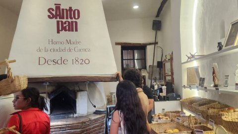 Al interior del complejo Todosantos hay una panadería, en donde está el horno de leña más antiguo de Cuenca.